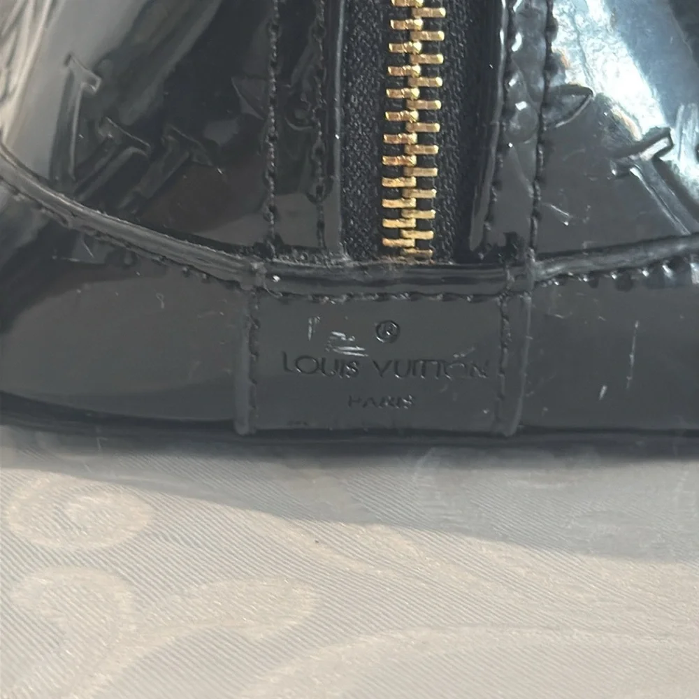 Louis Vuitton Vernis Black Patent Handbag. - Picture 5 of 13